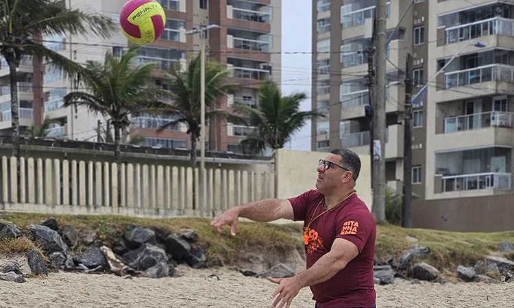 Aula gratuita de vôlei de praia e beach tennis acontece nesta sexta-feira no Cibratel