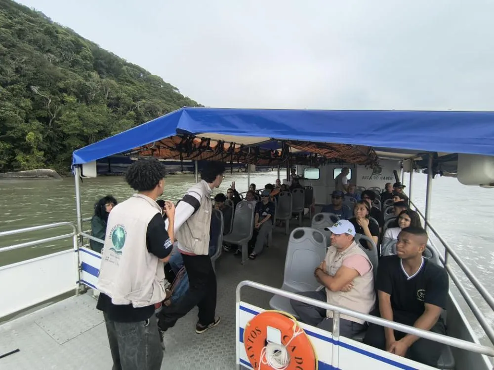 Bertioga recebe alunos da capital em vivência de educação ambiental no Barco-Escola