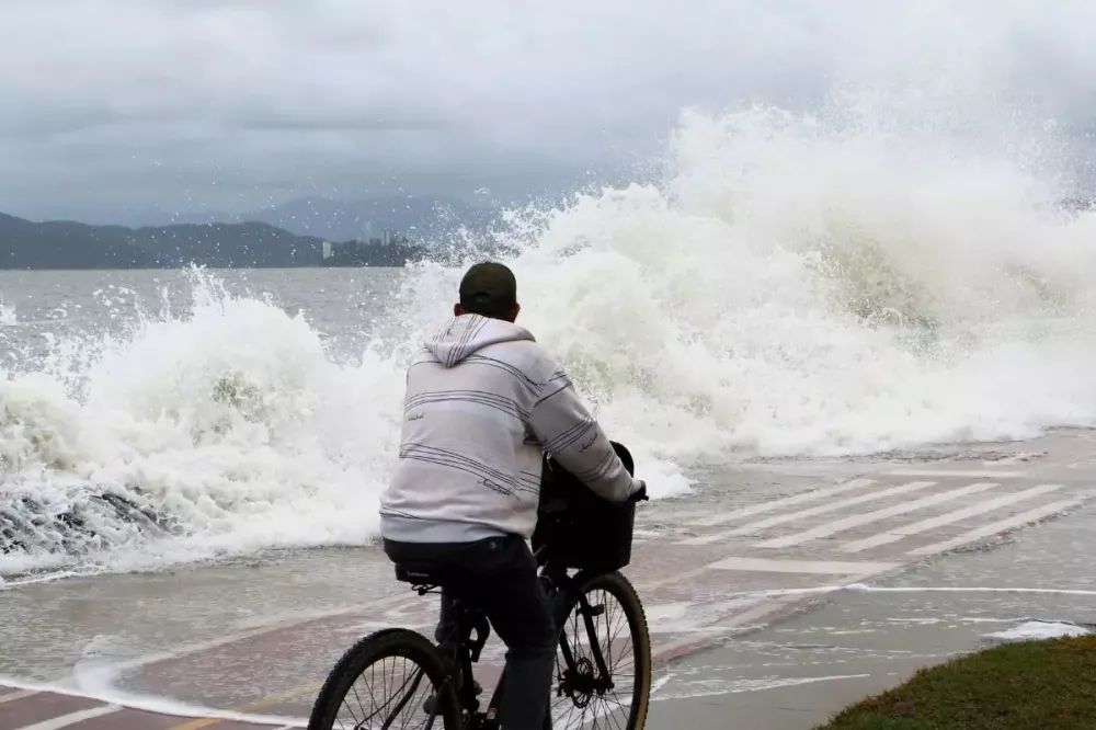 Ondas acima de 3 metros provocam fechamento temporário do Porto de Santos
