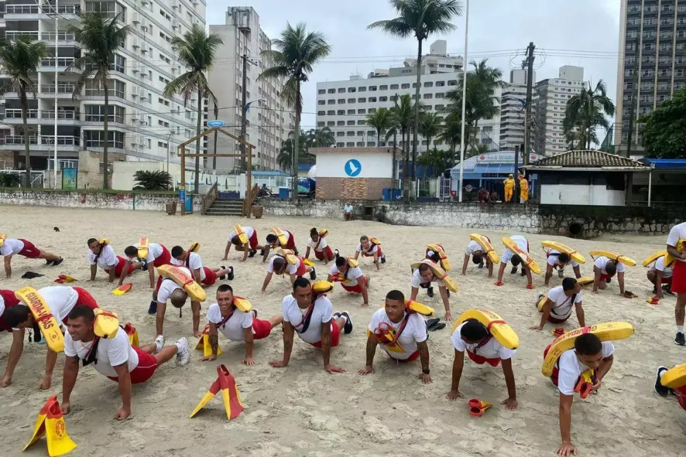 Guarujá abre seleção para 25 vagas de guarda-vidas temporários