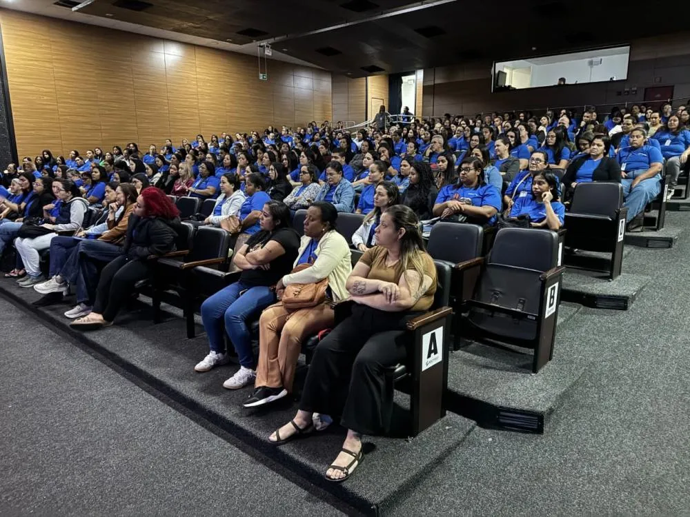 Guarujá capacita mais de 300 profissionais de apoio escolar da Educação Especial