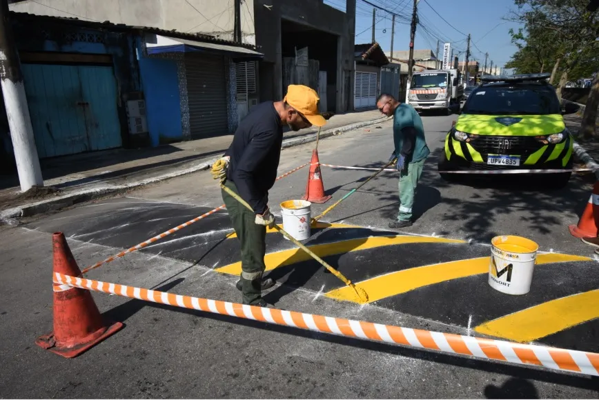 Setran revitaliza e instala lombadas em avenidas de Praia Grande
