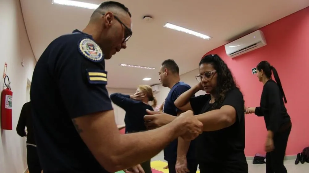 Alunas de diferentes idades participam de aula de defesa pessoal na Casa da Mulher de Santos