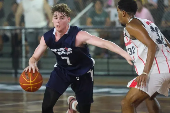 Time PG de basquete masculino enfrenta equipe dos Estados Unidos em amistoso internacional