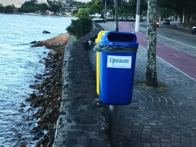 Sesep substitui lixeiras vandalizadas na Praia Deserta e reforça pedido de preservação do patrimônio público