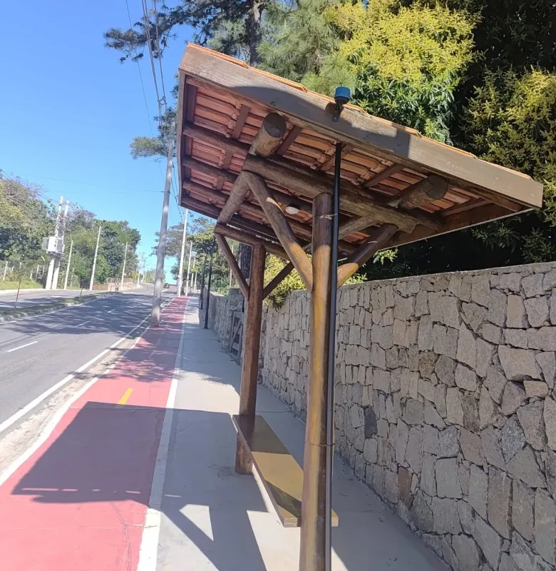 Prefeitura de Ilhabela realiza manutenção em pontos de ônibus para ampliar conforto e segurança de usuários