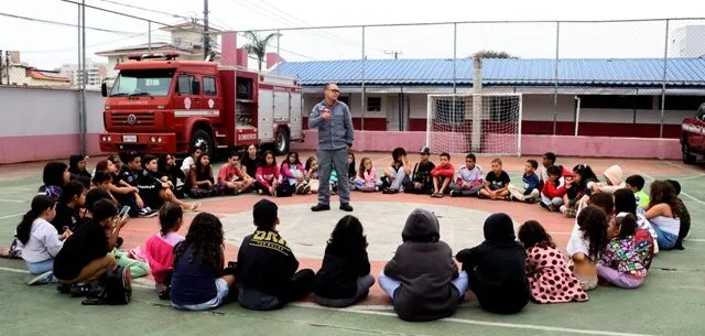 Projeto Colônia de Férias encerra com visita de crianças e adolescentes do Residencial Getuba ao Corpo de Bombeiros