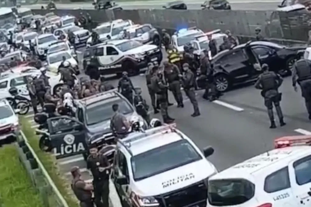 Durante a ocorrência, foram apreendidas uma pistola Glock calibre .380, registrada, mas portada na cintura sem autorização legal, além de três armas com numeração suprimida, centenas de munições e carregadores.