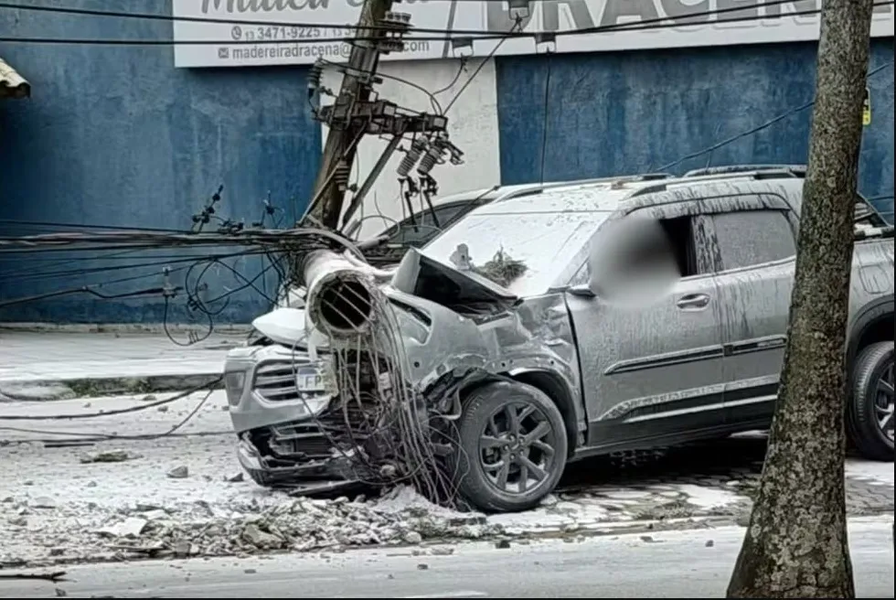 O acidente aconteceu na Avenida Presidente Kennedy, no cruzamento com a Rua Guimarães Rosa, no bairro Ocian. Segundo o Corpo de Bombeiros, as equipes orientaram as vítimas a permanecer dentro do veículo até que o local estivesse seguro.