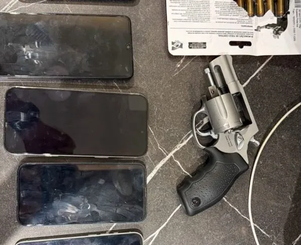 Segundo as investigações, a organização criminosa teria atuação em diferentes regiões do país e seria suspeita de enviar cocaína para o exterior. O grupo também é investigado pelo comércio de cocaína e de variedades concentradas de maconha em Guarujá.