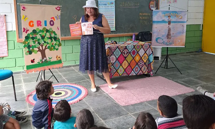 Professora da rede municipal escreve livro inspirado na infância de Benedito Calixto e fortalece a identidade caiçara nas escolas de Itanhaém