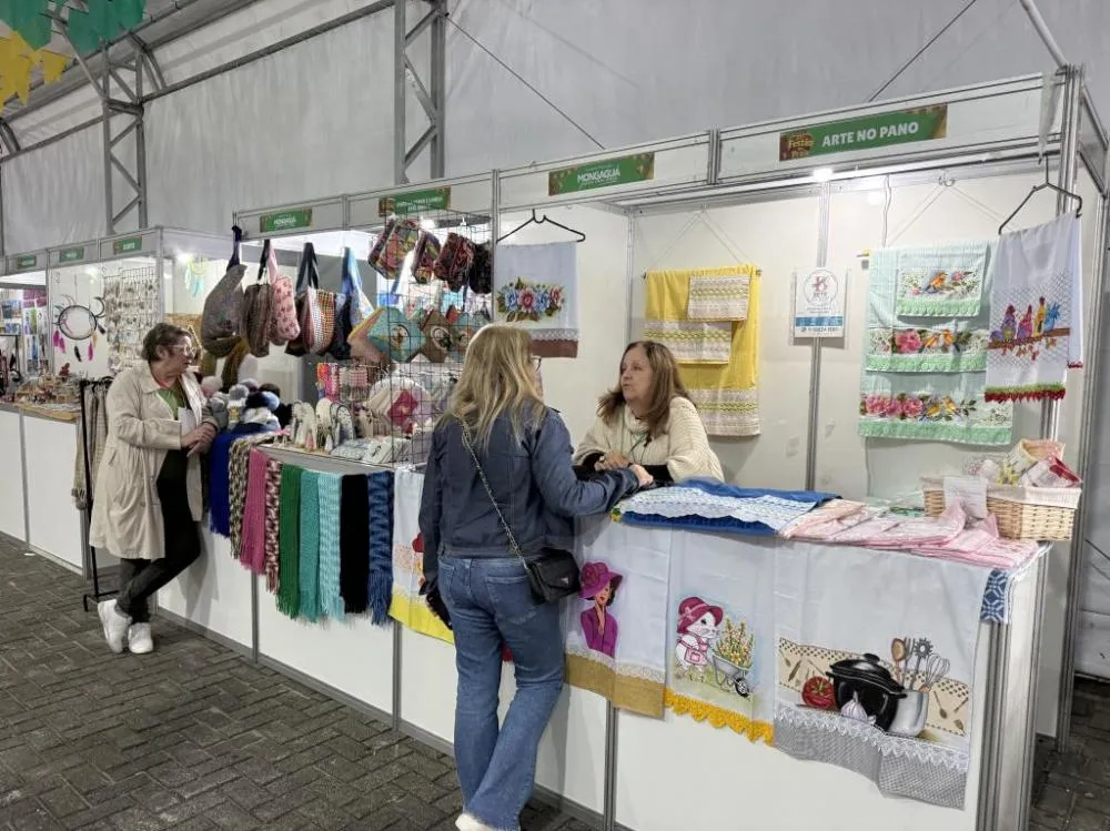 Parceria entre Prefeitura e Sebrae capacita 90 empreendedores no Festão na Praia