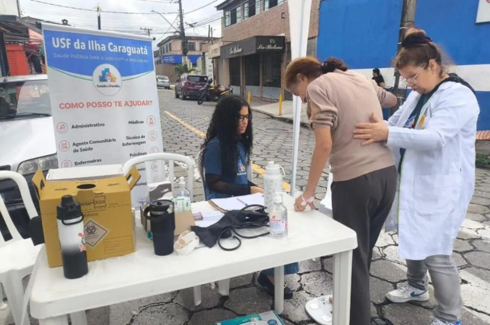 Moradores da Ilha Caraguatá recebem orientações de Saúde na feira-livre