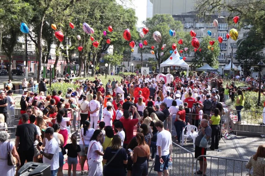 Santos: Ação do Coração reúne solidariedade na Praça Mauá