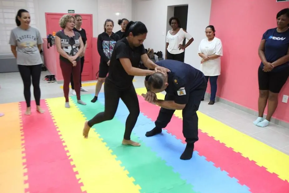 Curso de defesa pessoal amplia a prevenção à violência contra a mulher em Santos