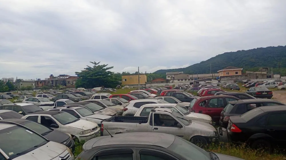 Mais de 340 veículos abandonados são retirados de vias públicas em Guarujá